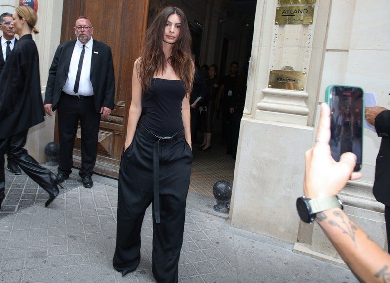 Puddle pants: Τα παντελόνια που θα αντικαταστήσουν τα skinny τζιν το φθινόπωρο