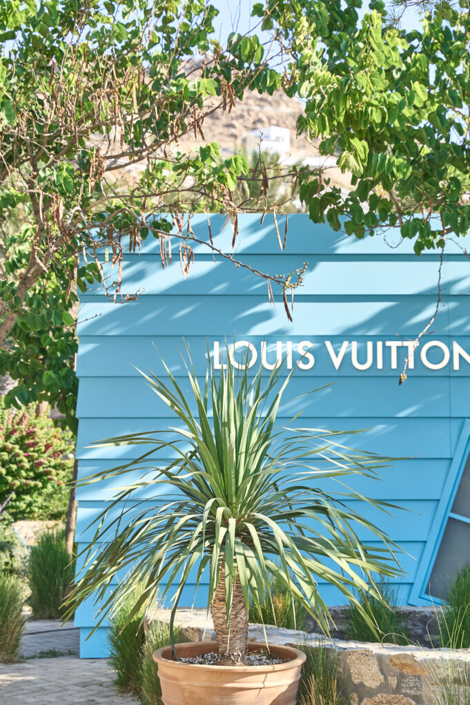 Το pop-up store του οίκου Louis Vuitton στη Μύκονο βουτά στο απέραντο γαλάζιο