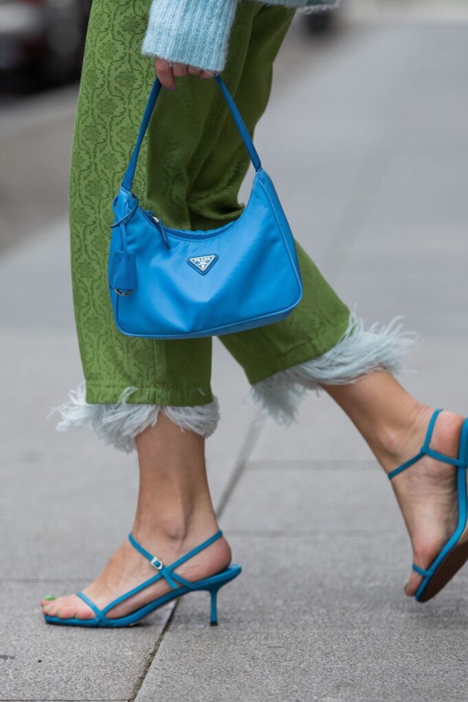 Blue sandals: 6 ζευγάρια για τα date nights του καλοκαιριού