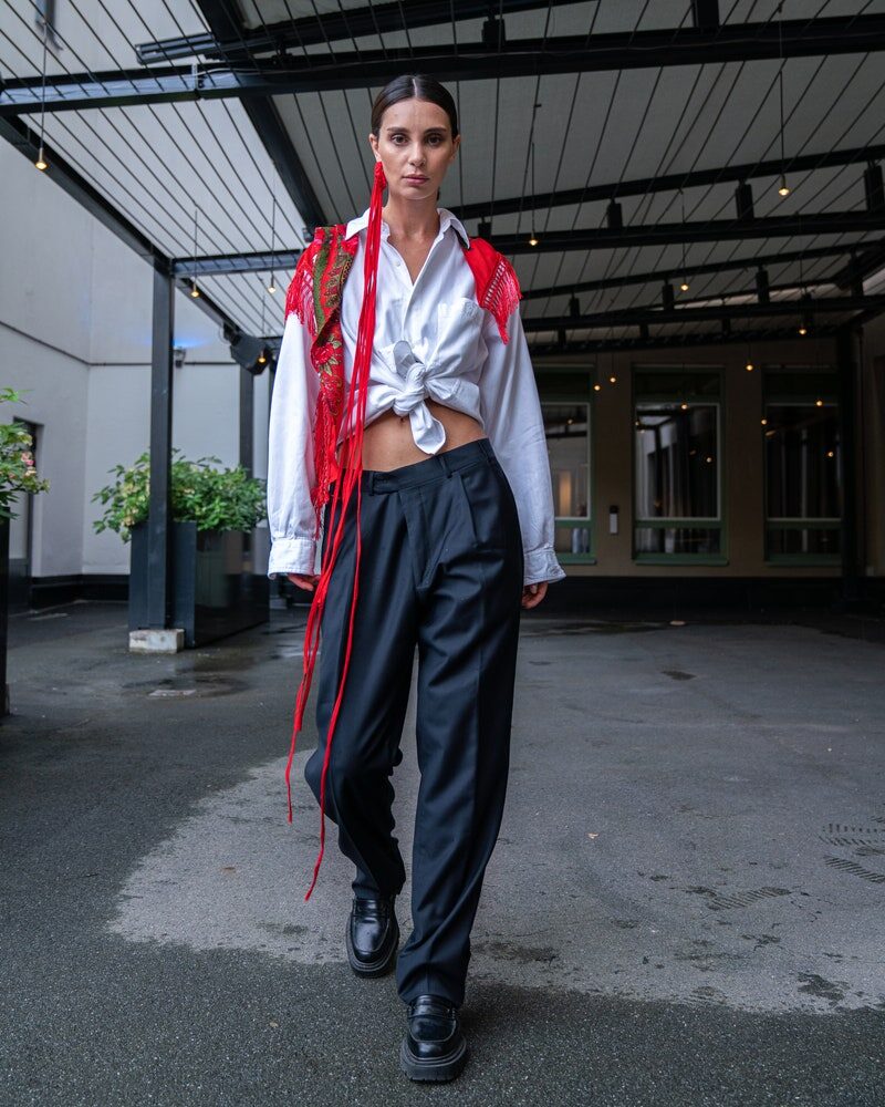 Suit pants: Το trendy παντελόνι που θα φοράμε συνέχεια το φθινόπωρο