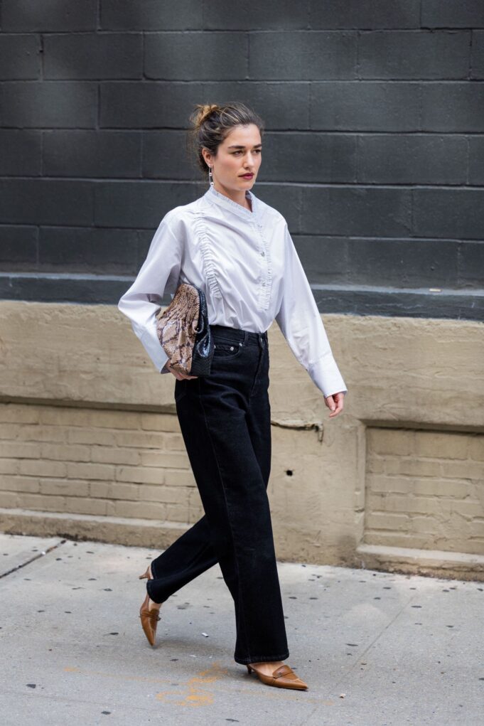 Kitten heels: Ο πιο cool τρόπος να τα φορέσετε τώρα είναι με wide leg παντελόνια