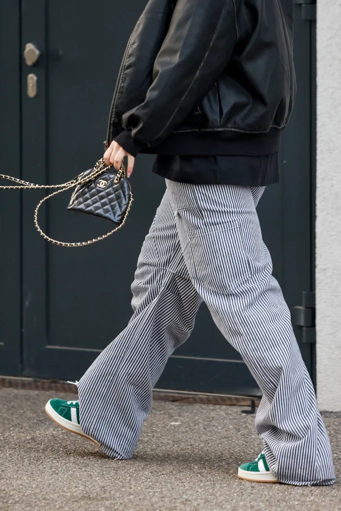 Striped τζιν: Το trend που φοράμε τώρα