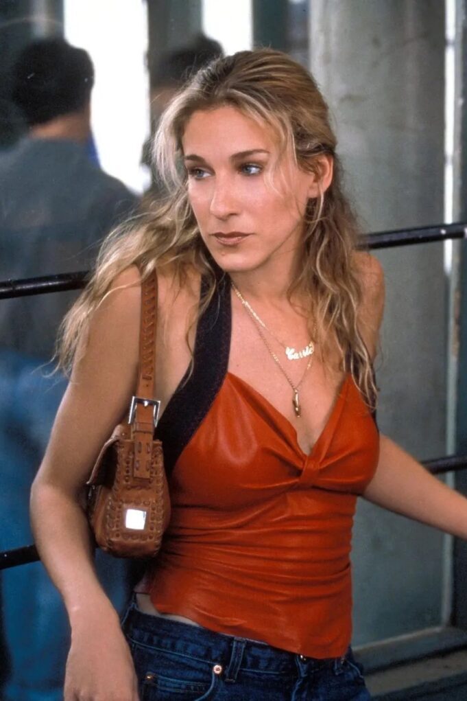 Carrie Bradshaw Core: To iconic στιλ της Carrie αναβιώνει 26 χρόνια μετά