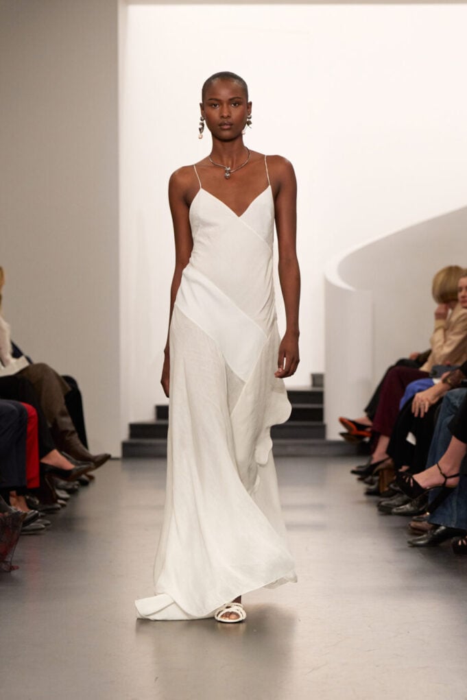 Γιατί το slip dress είναι το ιδανικό φόρεμα για έναν καλοκαιρινό γάμο
