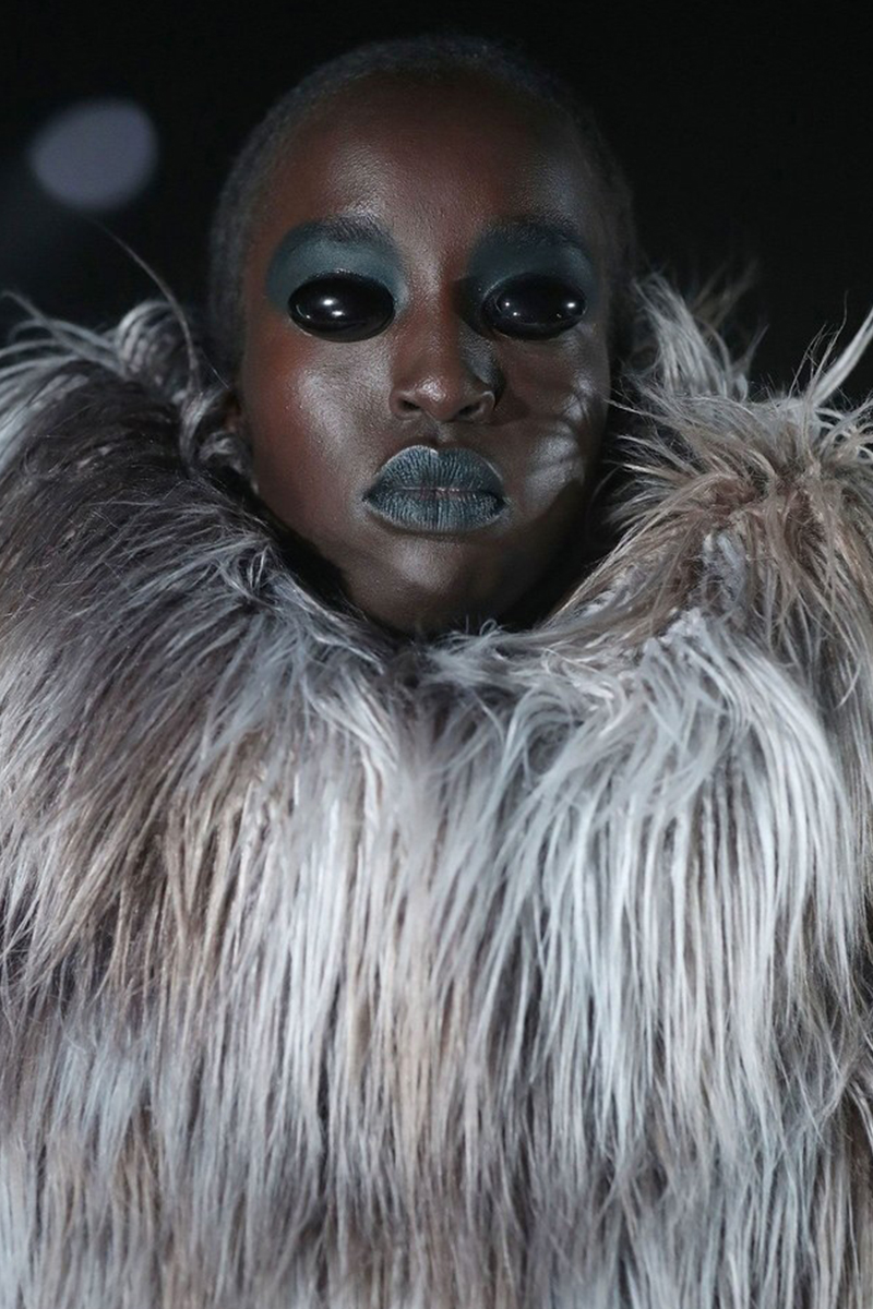Gareth Pugh Fall/ Winter 2017 Horror Stories: Τα πιο “σκοτεινά” looks στις πασαρέλες-7
