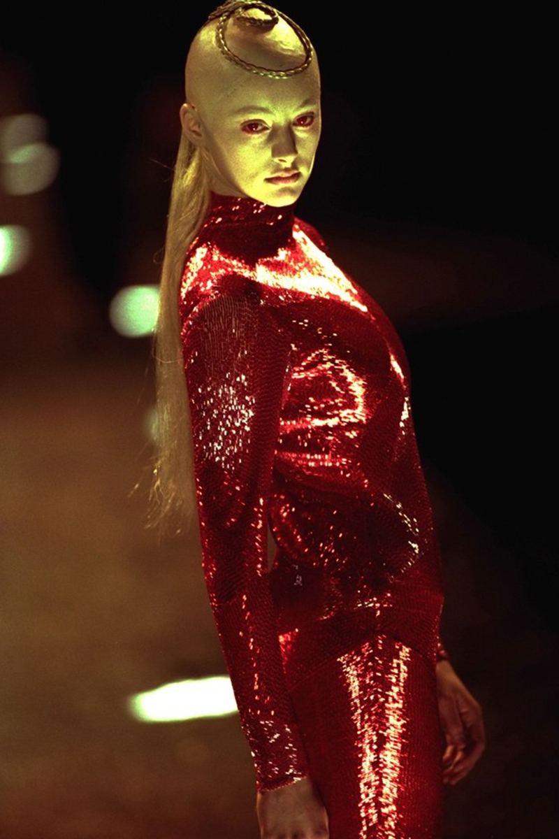 Alexander McQueen Fall/ Winter 1998 Horror Stories: Τα πιο “σκοτεινά” looks στις πασαρέλες-6