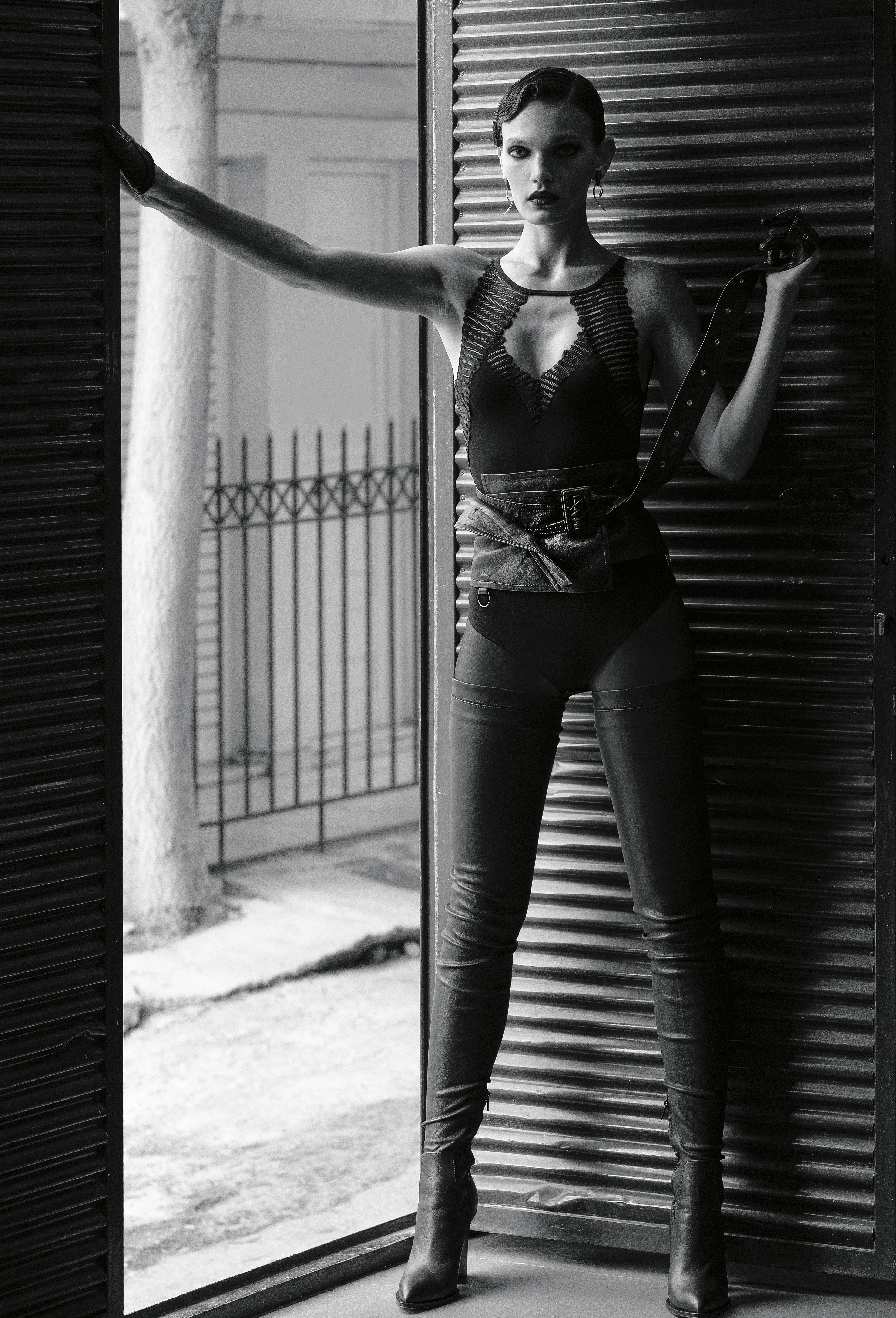 Βαμβακερό κορμάκι, Intimissimi. Δερμάτινη ζώνη John Galliano, από προσωπική συλλογή. Δερμάτινες μπότες, Boss. Σκουλαρίκια, Minas. Power Play: O αισθησιασμός εκφράζεται με αξεσουάρ που εκπέμπουν πάθος-4