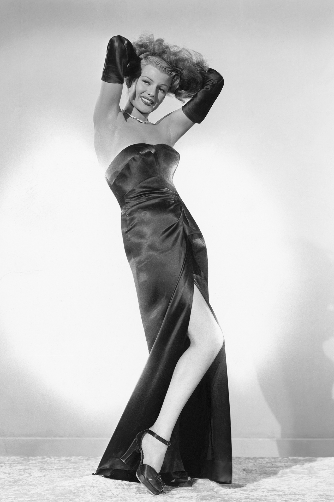 1946: Η Rita Hayworth ως Gilda στην εμβληματική ταινία του Charles Vidor Τα πιο επιδραστικά μαύρα φορέματα στην ιστορία της μόδας-6