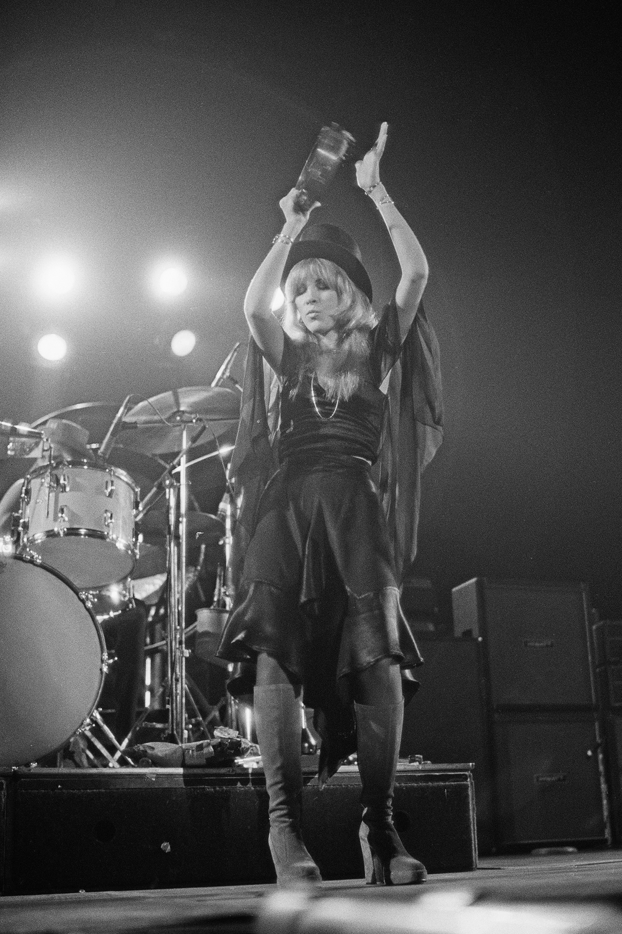 1975: Η Stevie Nicks της βρετανικής-αμερικάνικης ροκ μπάντας Fleetwood Mac ζωντανά στη σκηνή του Yale Coliseum των ΗΠΑ. Τα πιο επιδραστικά μαύρα φορέματα στην ιστορία της μόδας-10
