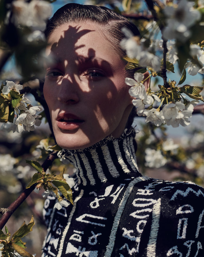 Βαμβακερή μπλούζα Balmain. Η ανθισμένη Νάουσα συναντά την παράδοση στη μόδα του τεύχους Μαΐου-14