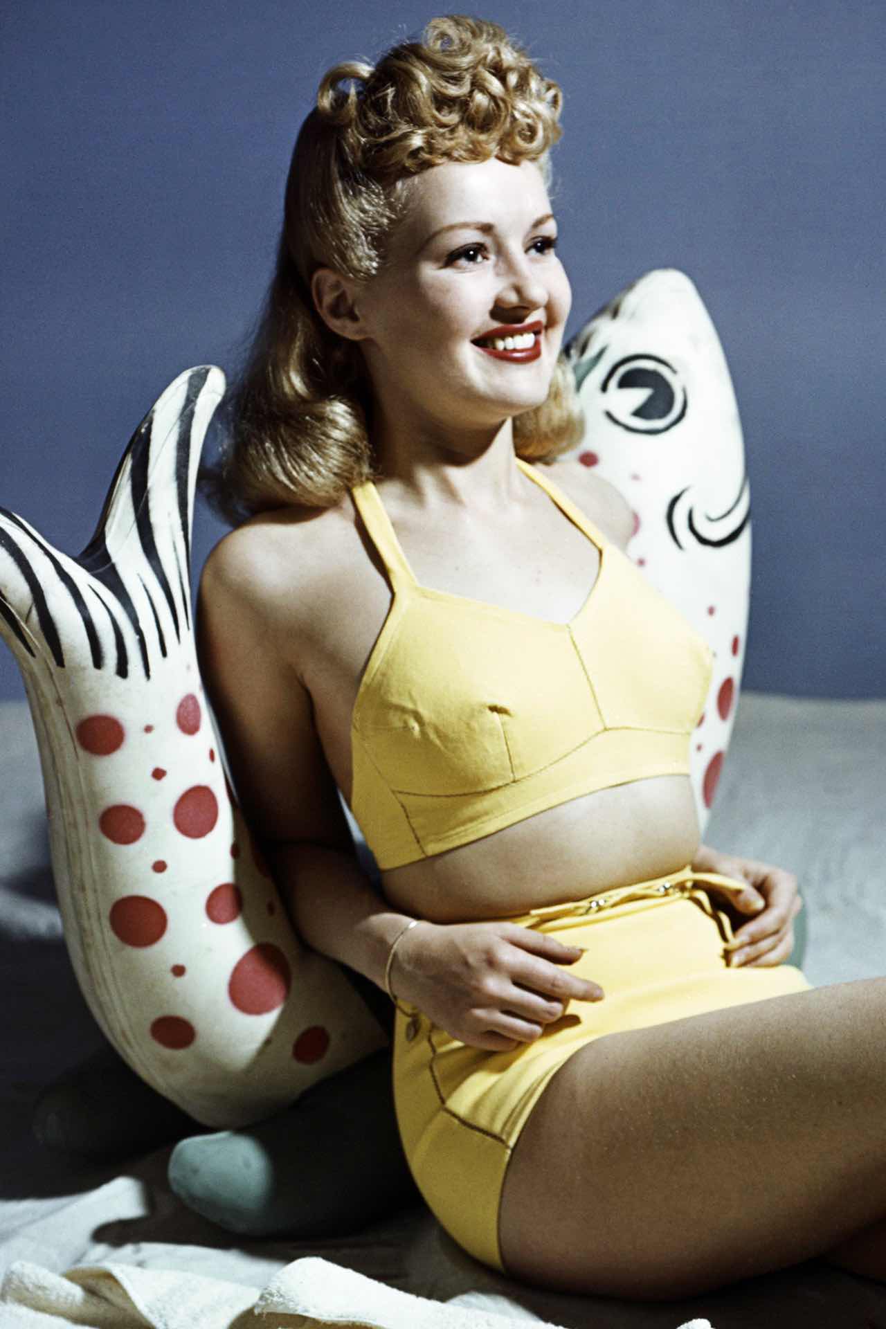 Betty Grable, 1940 Τότε και τώρα: <br/>Η μόδα στα μαγιό-12