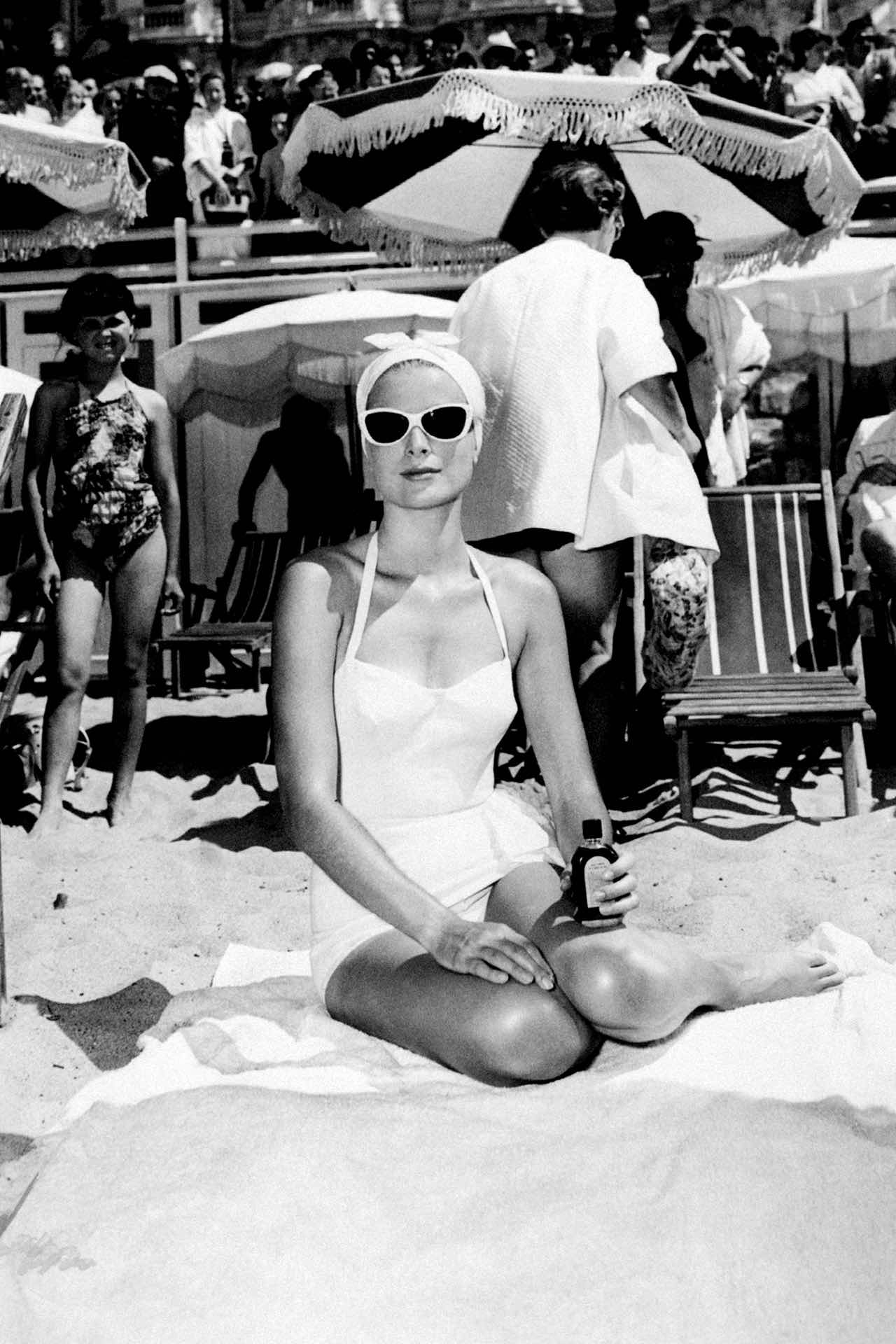 Grace Kelly, 1955 Τότε και τώρα: <br/>Η μόδα στα μαγιό-9