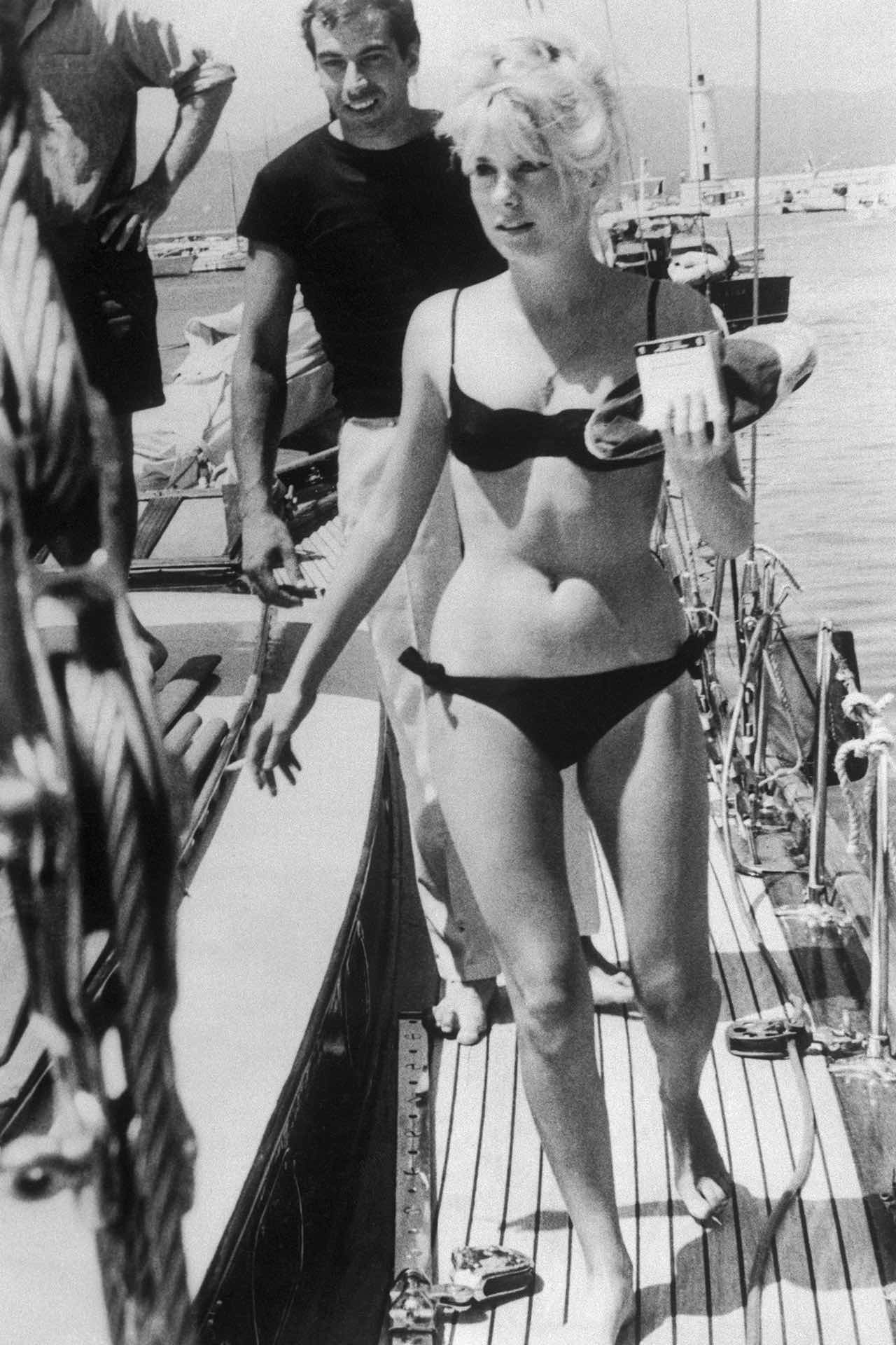 Catherine Deneuve Τότε και τώρα: <br/>Η μόδα στα μαγιό-10