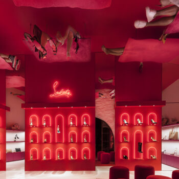 christian-louboutin-με-χιουμοριστική-διάθεση-στη-μύκο-95606