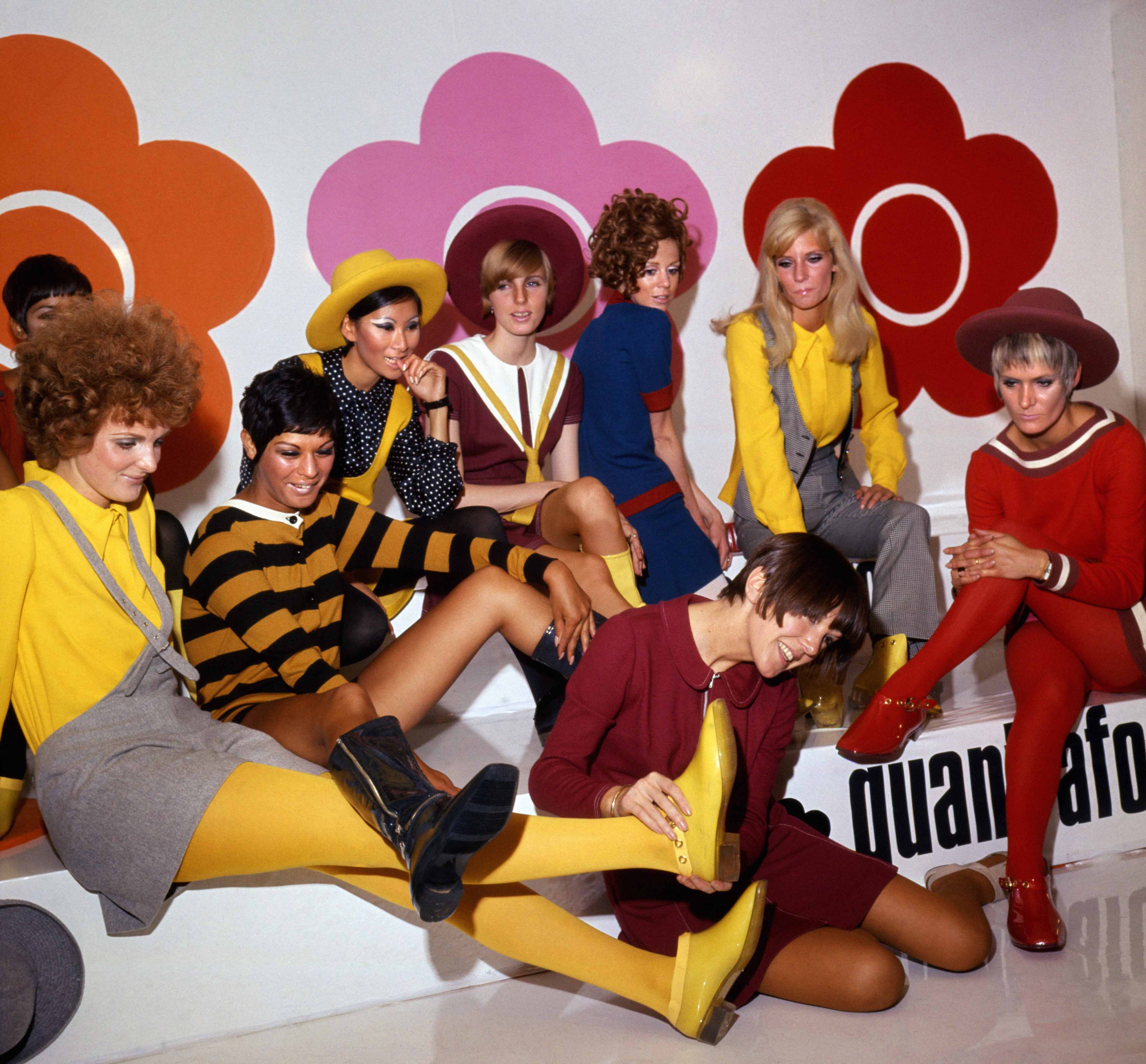 Η Μary Quant με μοντέλα στο λανσάρισμα της footwear collection της, το 1967 Mary Quant: Η έκθεση για τη σχεδιάστρια που έδωσε pop χρώμα στη μόδα των ’60s-3