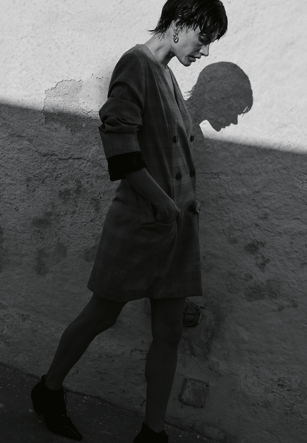 Σακάκι από τουίλ, Balenciaga. Δερμάτινα μποτάκια, Saint Laurent by Anthony Vaccarello. Η Alessandra Ambrosio φωτογραφίζεται στη Σαντορίνη για το Cover Story της Vogue Greece-7