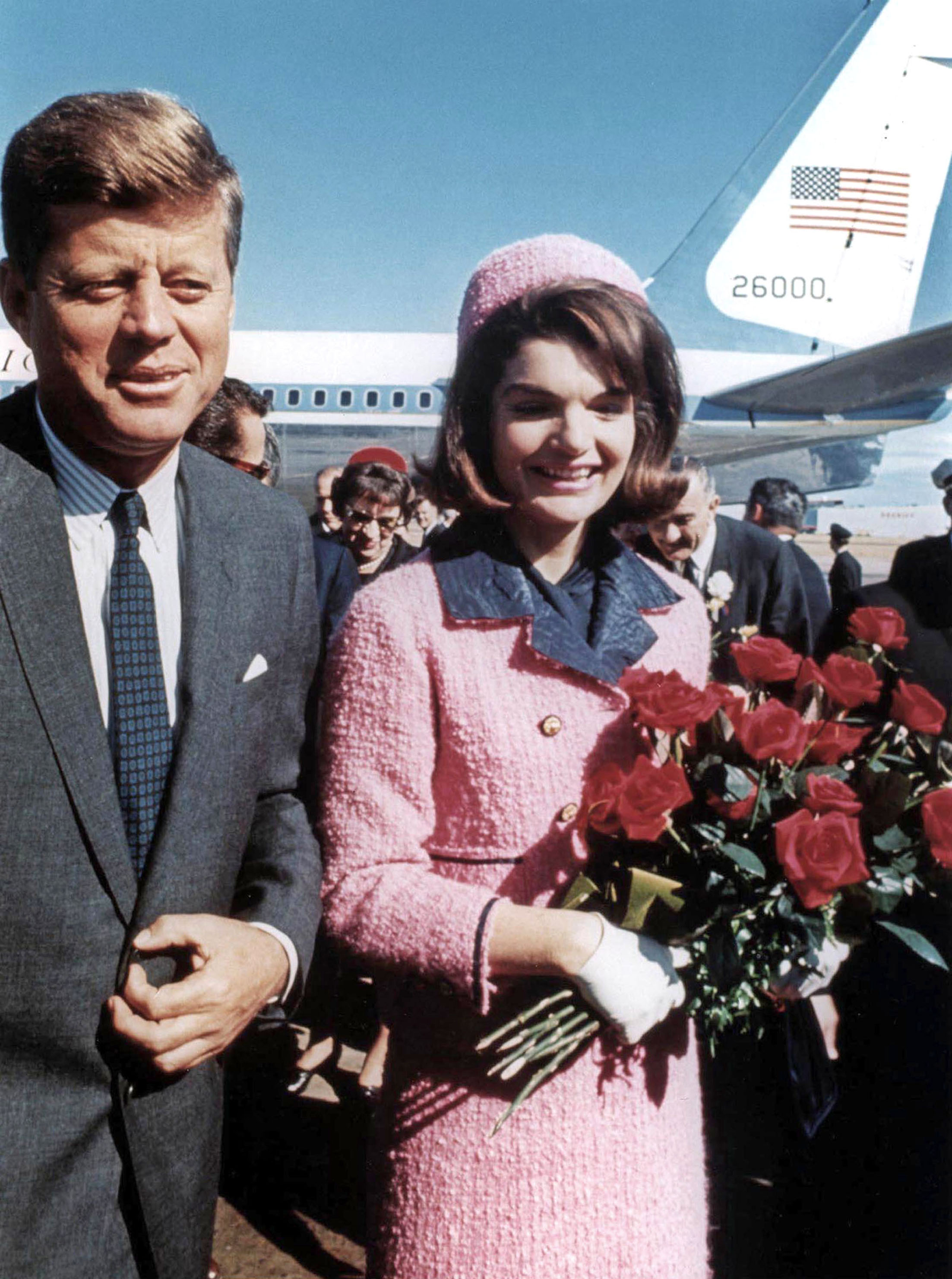 1963: Το ζεύγος Kennedy καταφθάνει στο αεροδρόμιο του Dallas H Jackie Kennedy σε 100 κλικ-10