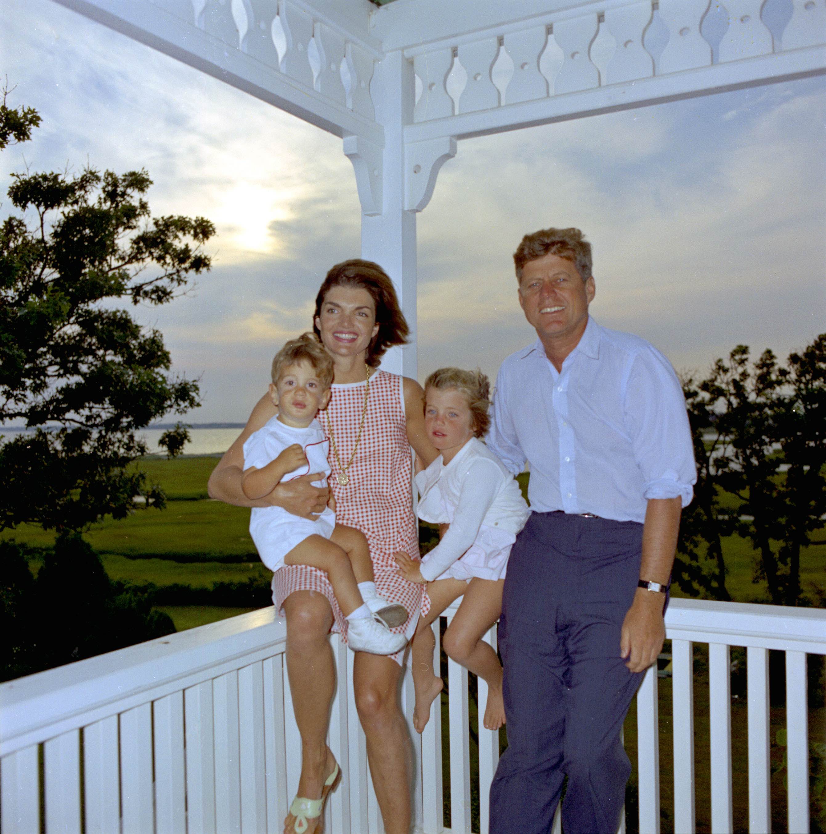 1963: Ο πρόεδρος John Kennedy με τη σύζυγο του Jackie και τα παιδιά τους H Jackie Kennedy σε 100 κλικ-8
