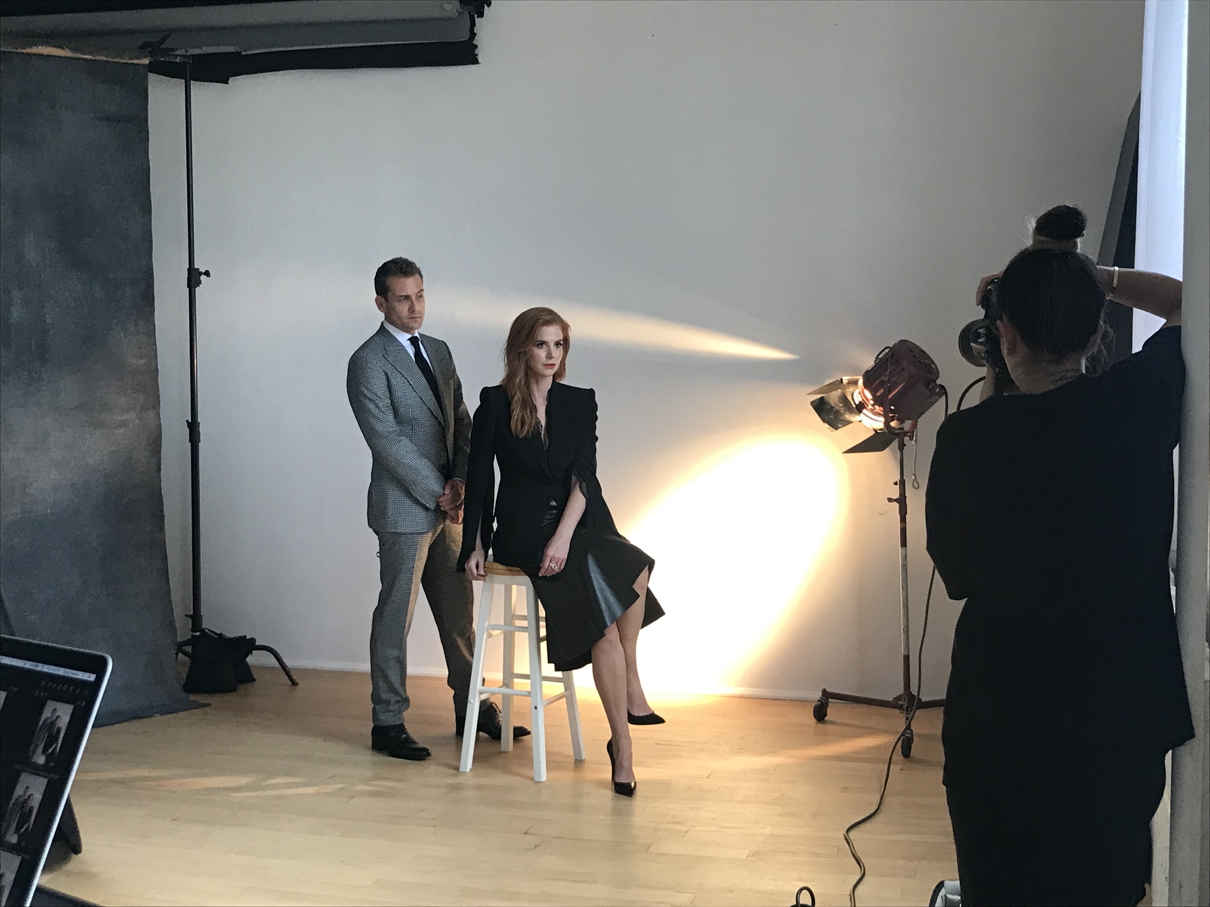 Behind the scenes: Φωτογραφίζοντας τους πρωταγωνιστές του Suits-2