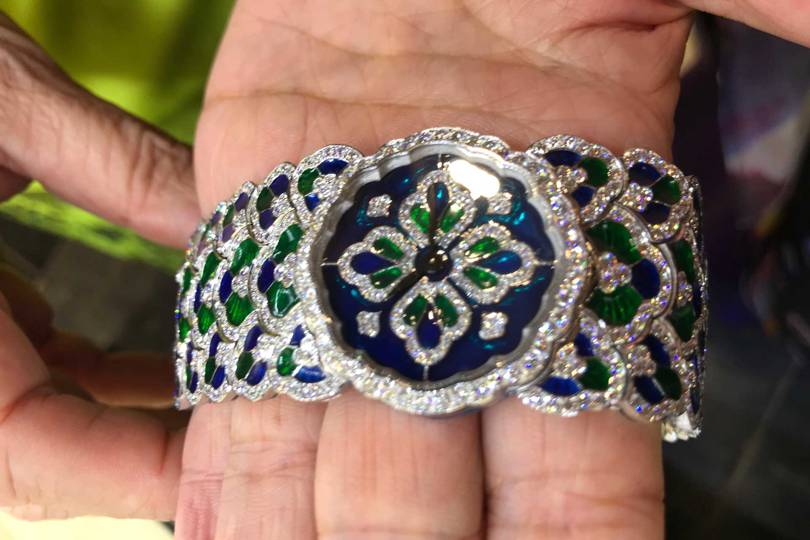 Buccellati's "Bluebell" jewelled and enamelled watch, encrusted with 897 diamonds #SuzyJewels – Place Vendôme: Jewellers Change Settings – For Customers And Gemstones-16
