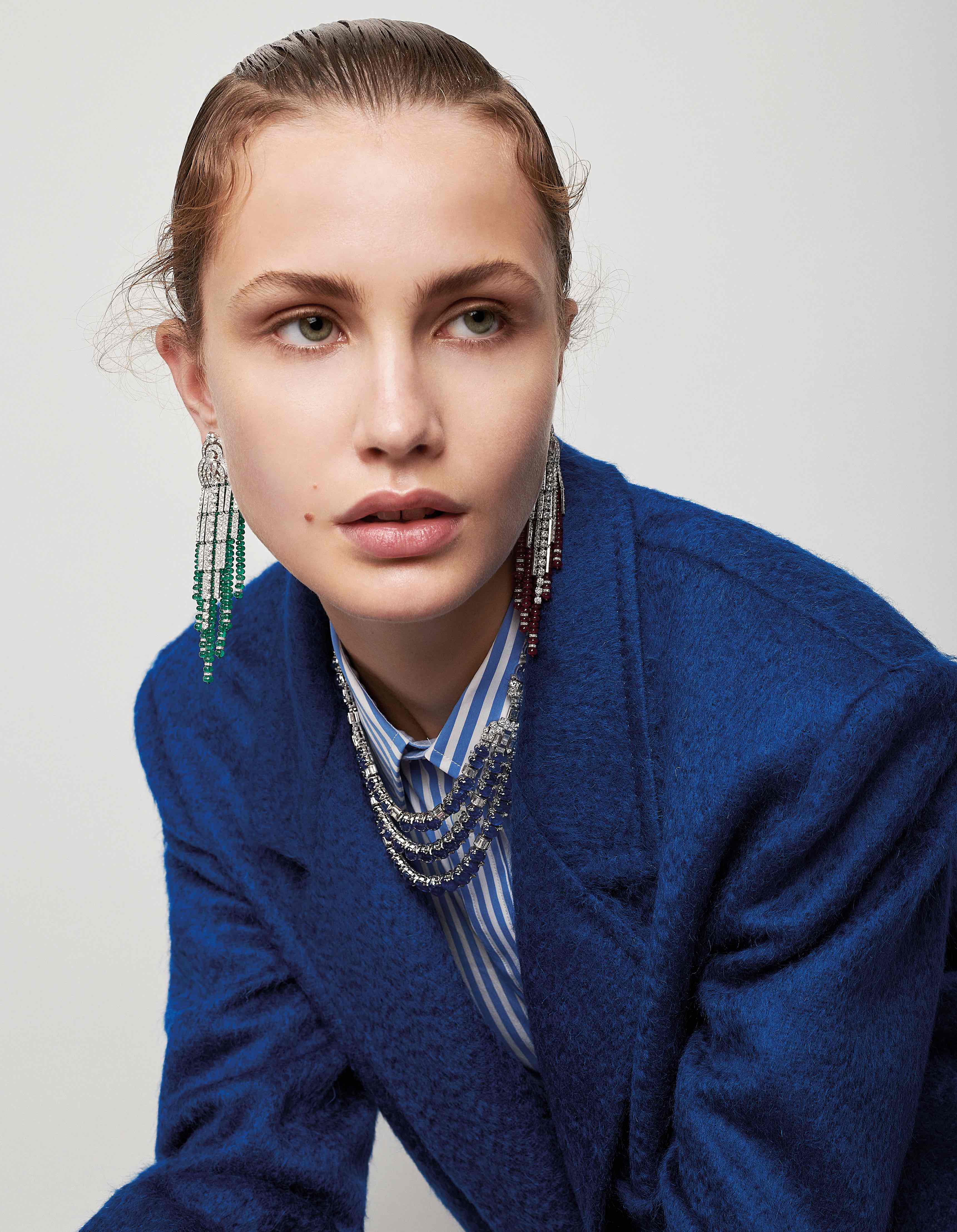 Σακάκι από βισκόζ, Max Mara Boutique. Βαμβακερό πουκάμισο Polo Ralph Lauren, Attica. Κολιέ από λευκόχρυσο Κ18 με ζαφείρια και διαμάντια και σκουλαρίκια από πλατίνα με ρουμπίνια, σμαράγδια και διαμάντια, Kessaris Boutique. H έλξη των αντιθέτων-2