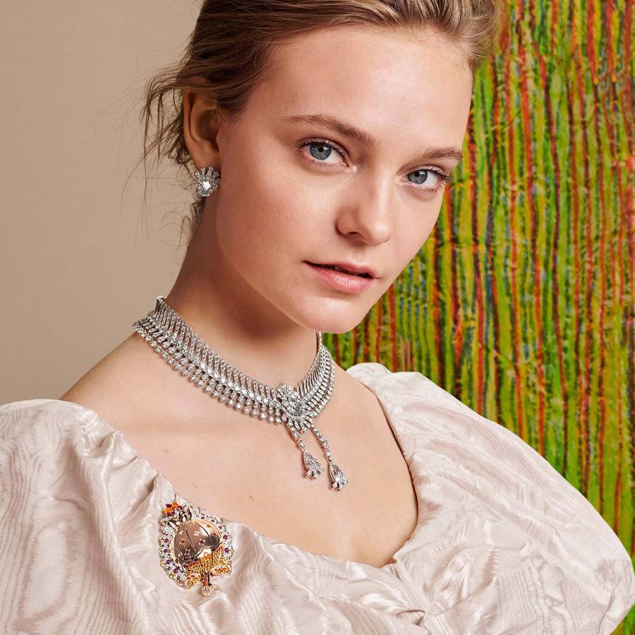 Van Cleef & Arpel's "Reticella" necklace from the "Romeo and Juliet" collection echoes Renaissance ruffs. The "Grenata" clip is decorated with diamonds, rubies, spessartite, and yellow sapphires, whose warm colours suggest pomegranate seeds #SuzyJewels – Place Vendôme: Jewellers Change Settings – For Customers And Gemstones-5