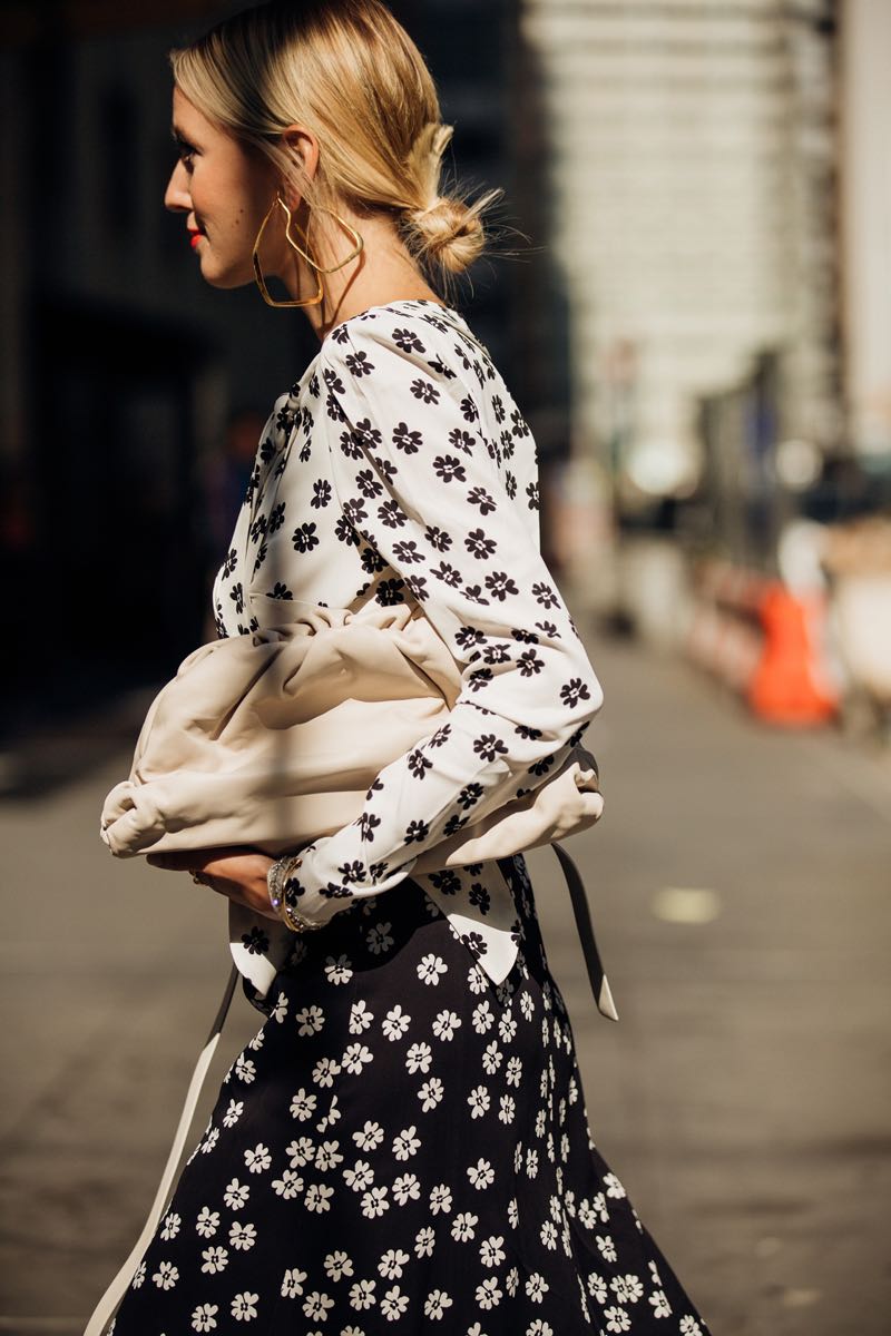 Τα επιμελώς ατημέλητα hair buns είναι ιδανικά για τα πρωινά office looks αυτή τη σεζόν. NYFW Beauty: Η έμπνευση για τα looks του μήνα μέσα από το street style-12
