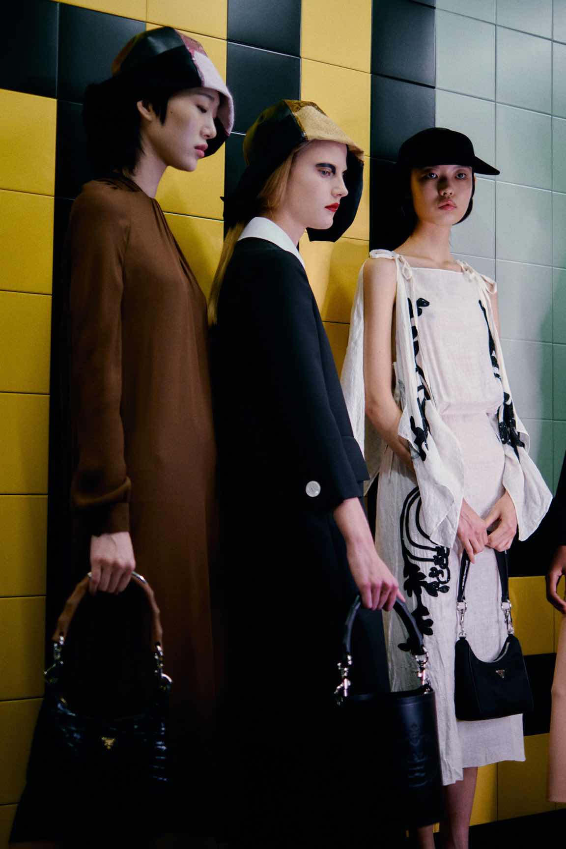 Prada SS20: Ο φακός της Vogue στα παρασκήνια του σόου-8