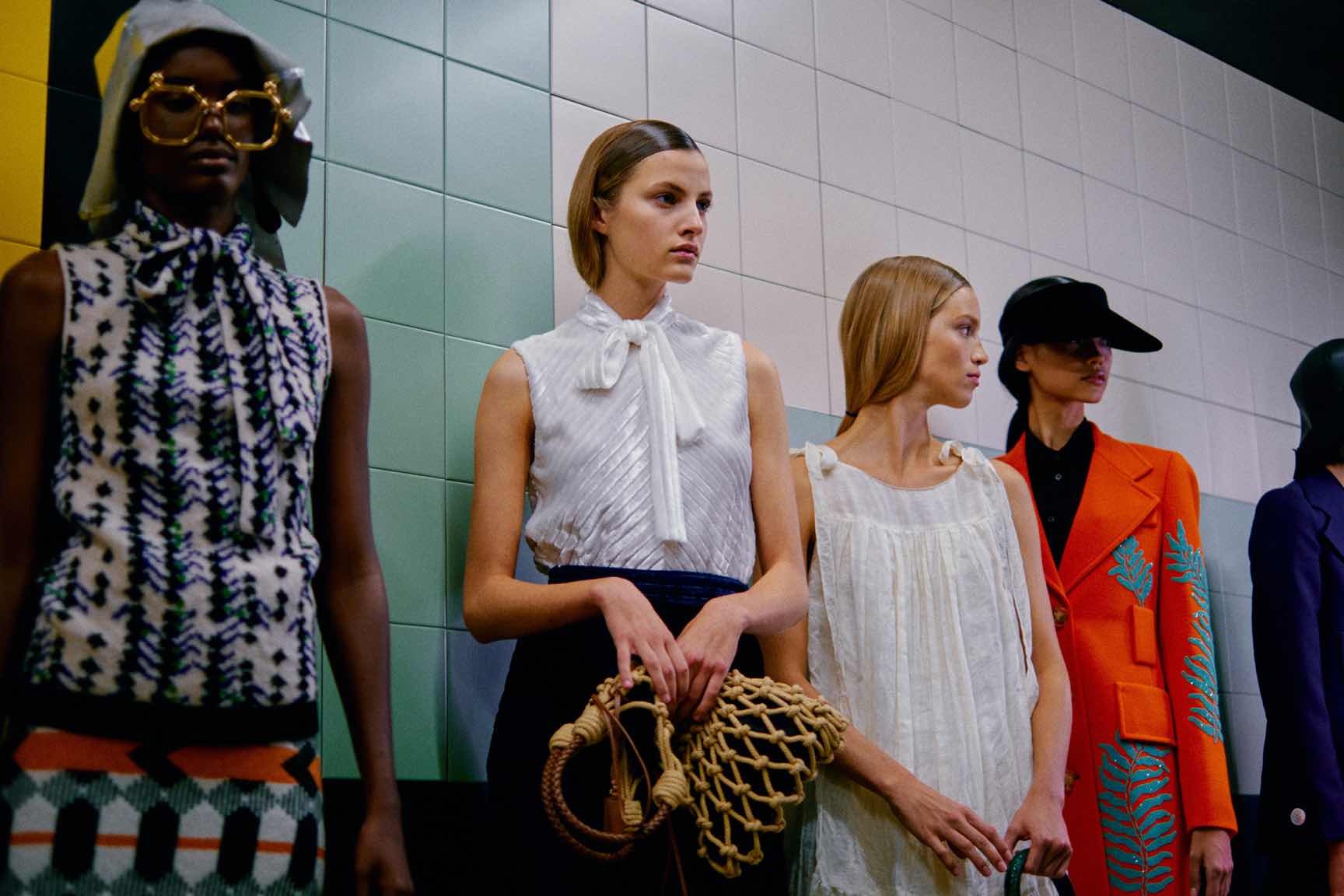 Prada SS20: Ο φακός της Vogue στα παρασκήνια του σόου-13