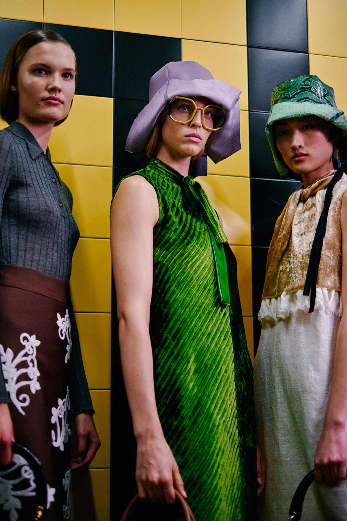 Prada SS20: Ο φακός της Vogue στα παρασκήνια του σόου-18