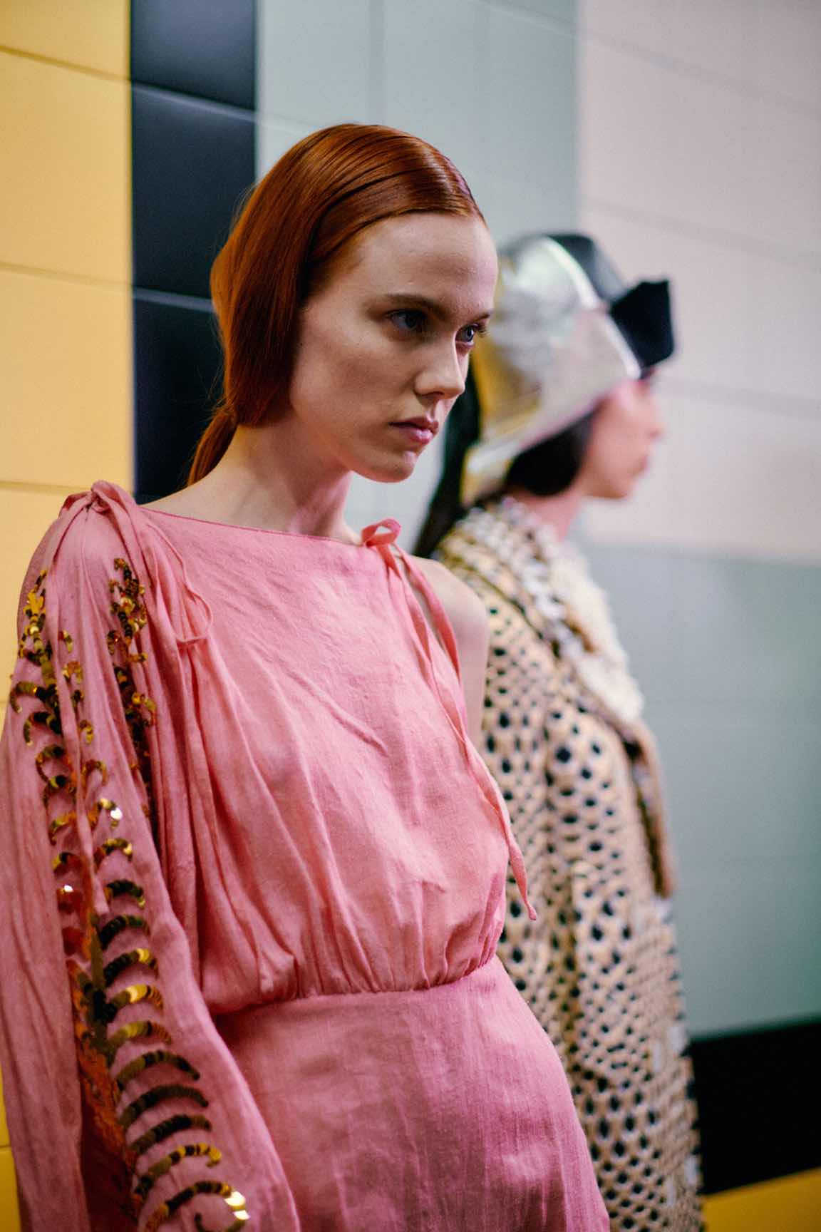 Prada SS20: Ο φακός της Vogue στα παρασκήνια του σόου-20