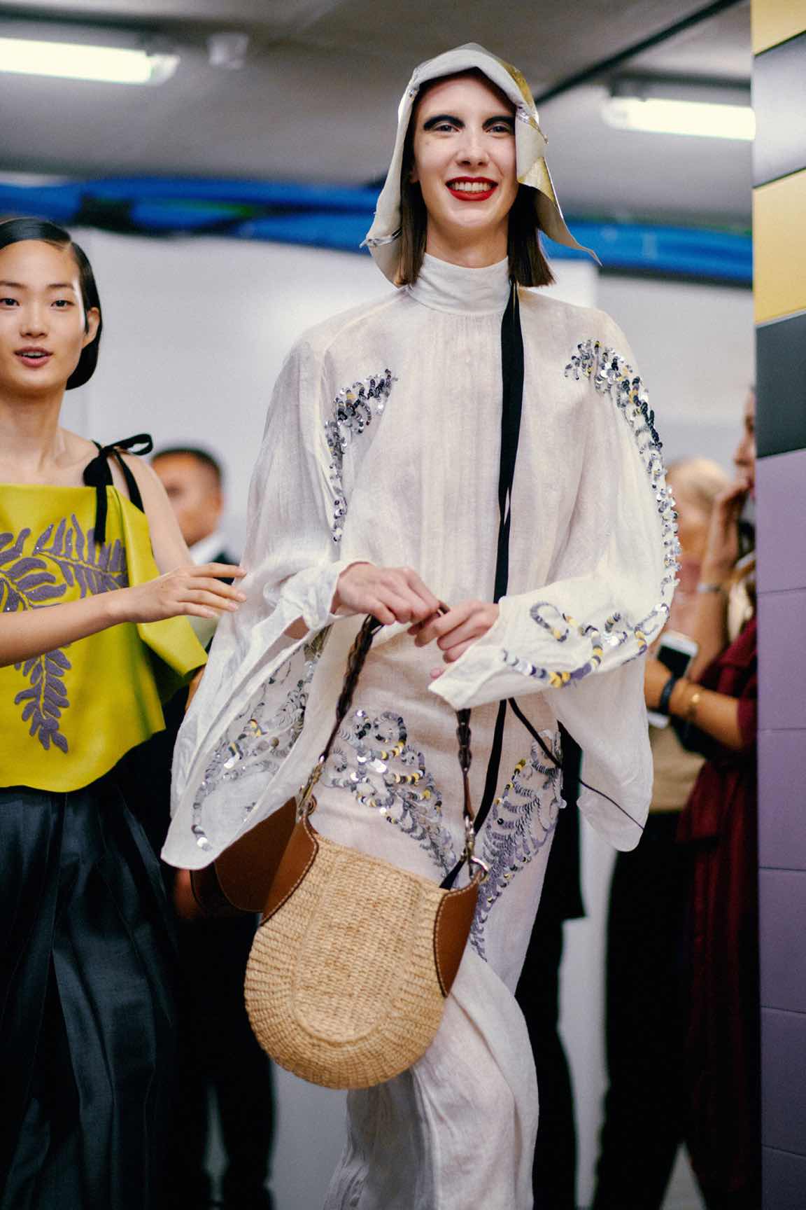 Prada SS20: Ο φακός της Vogue στα παρασκήνια του σόου-32