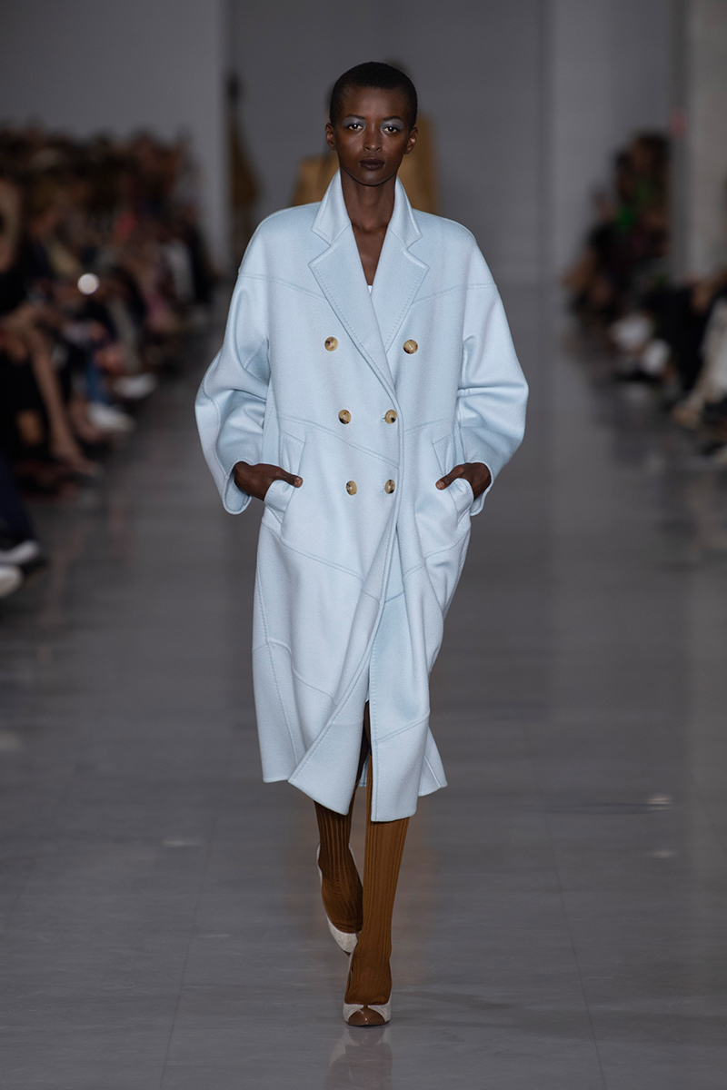 Max Mara: Μονοχρωμίες και 90s αναφορές-8