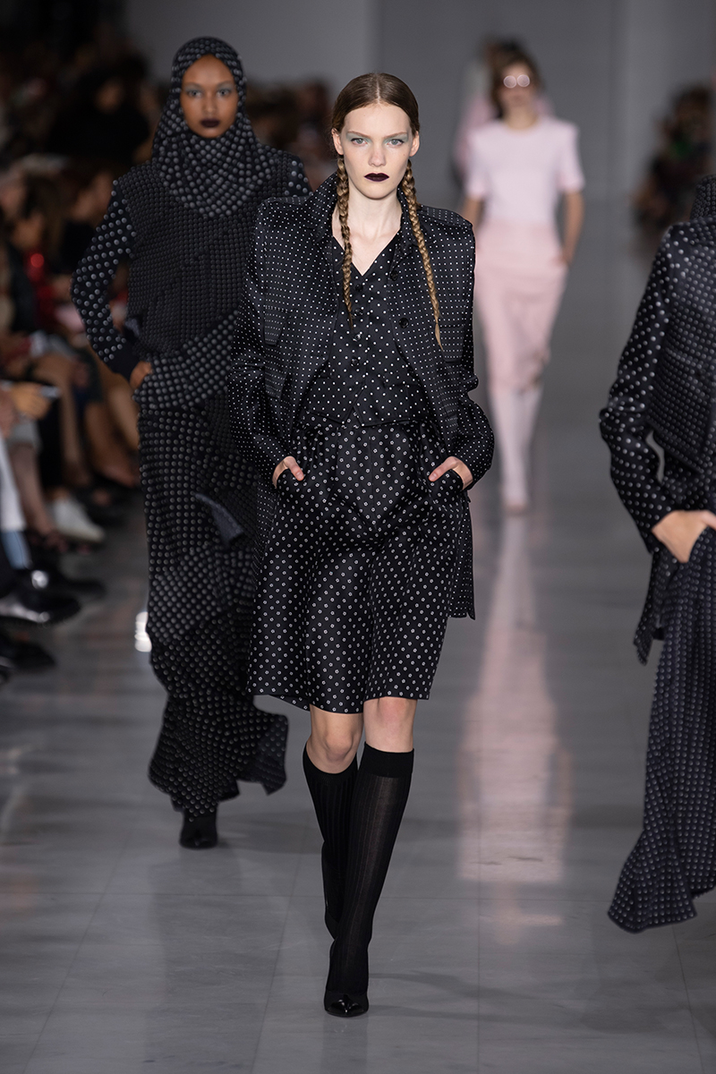 Max Mara: Μονοχρωμίες και 90s αναφορές-9