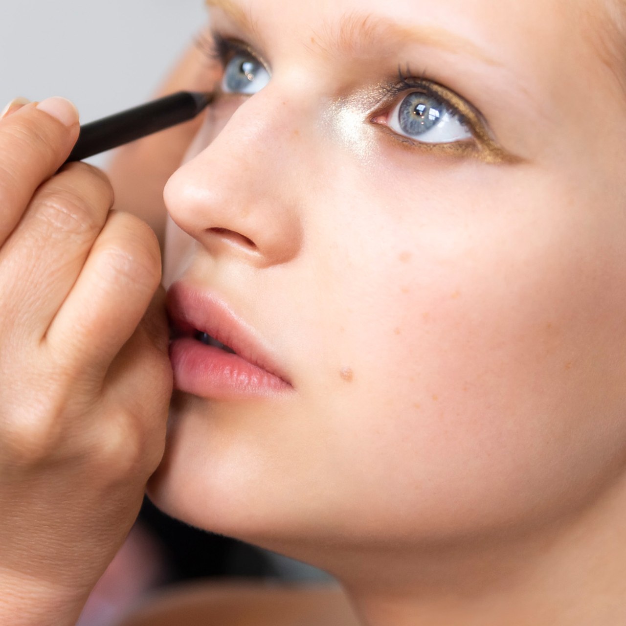 Smoky shadows by Victoria Beckham beauty #SuzyLFW: Victoria Beckham Takes Makeup Into Her Own Hands-4