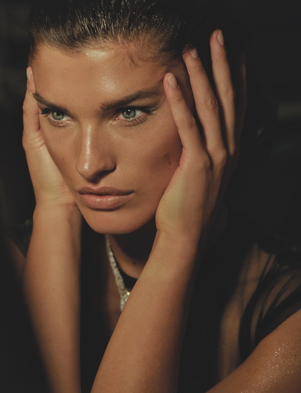 Το μακιγιάζ έγινε με προϊόντα Bobbi Brown: Essential Multicolor Eye Palette (The Sunset), Eye Opening Mascara, Luxe Shine Intense Lipstick (Bare Truth). Βελούδινο φόρεμα με διάφανες λεπτομέρειες Giorgio Armani, Attica. Κόσμημα-γραβάτα από λευκόχρυσο Κ18 με διαμάντια, Jacob and Co. Silver Screen: O κινηματογράφος εμπνέει τον κόσμο της ομορφιάς-4