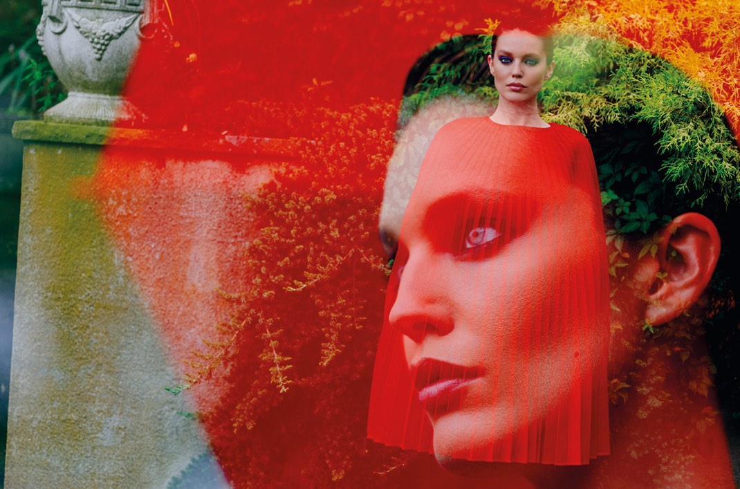 Πλισέ ντραπέ κάπα Valentino, Bergdorf Goodman. Καλσόν, YSL. Emily DiDonato: «Πώς αγάπησα το σώμα μου»-4
