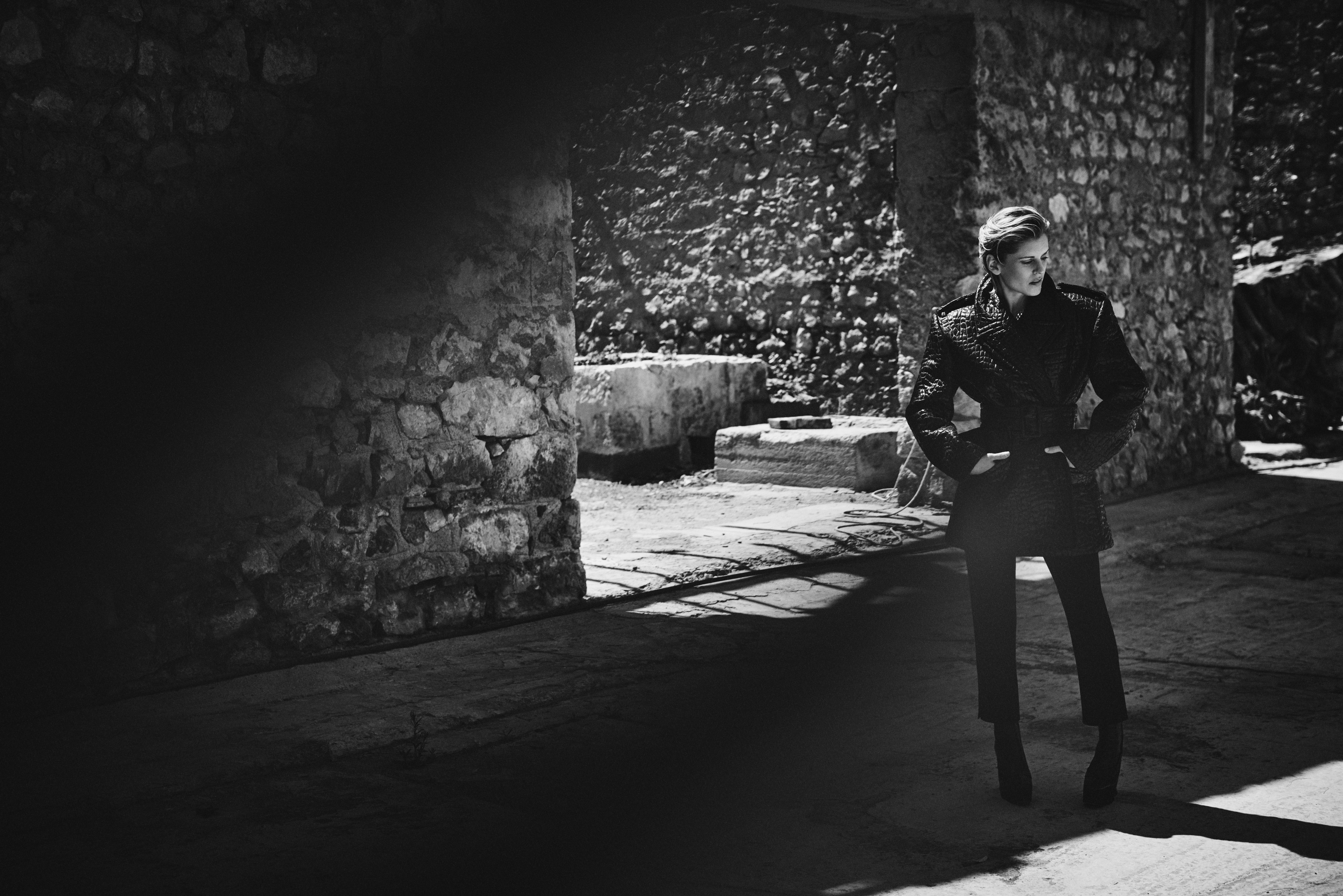 Παλτό με ζώνη από οικολογικό δέρμα κροκόδειλου και παντελόνι από μάλλινο τουίλ, Saint Laurent by Anthony Vaccarello. Δερμάτινες μπότες, Alexa Chung. Denise Gough: Μια γήινη σταρ-9