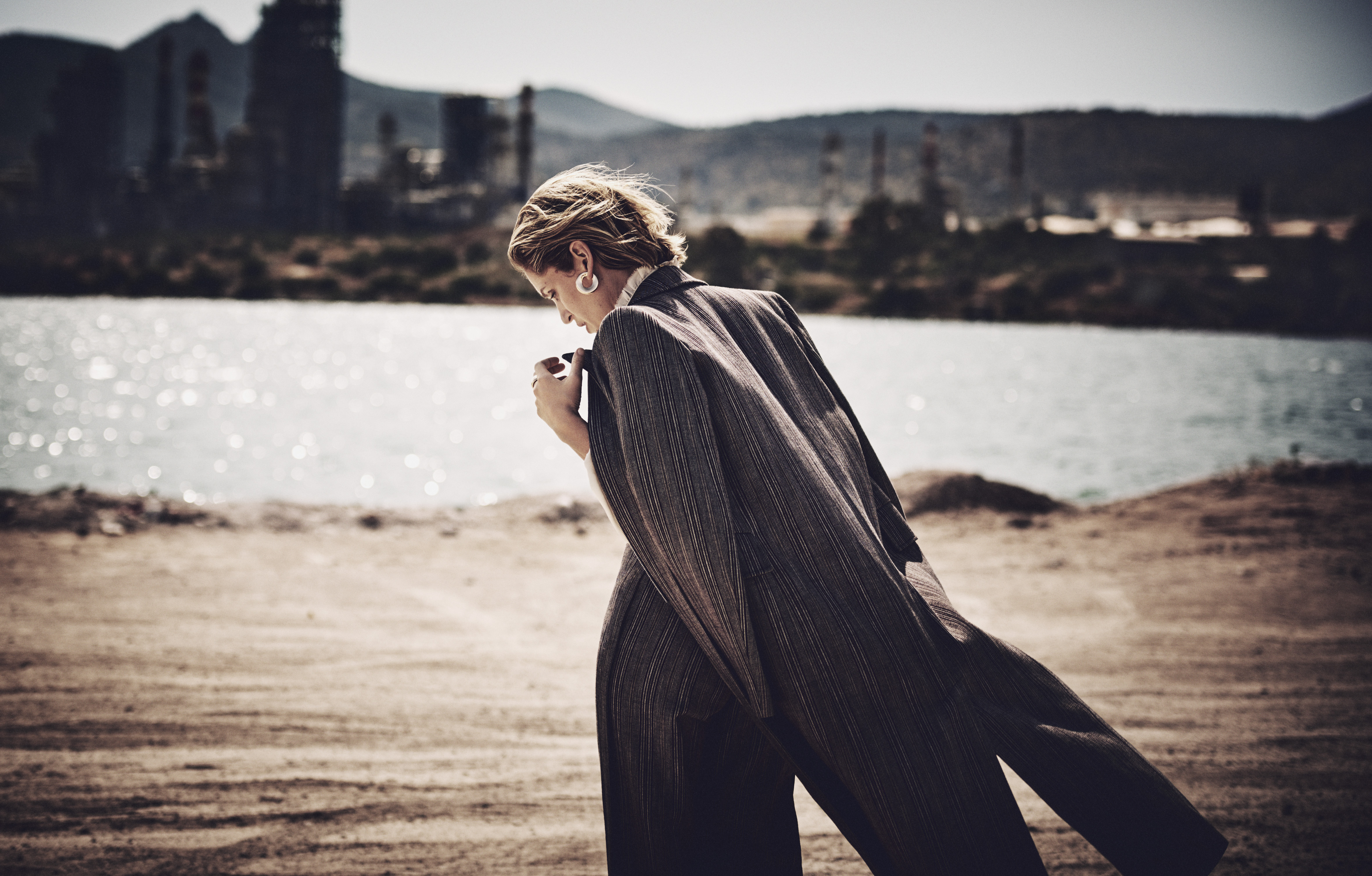 Παλτό και παντελόνι από βισκόζ, Jil Sander. Μεταξωτή μπλούζα, Vanessa Bruno. Χρυσά σκουλαρίκια, Pomellato. Denise Gough: Μια γήινη σταρ-3