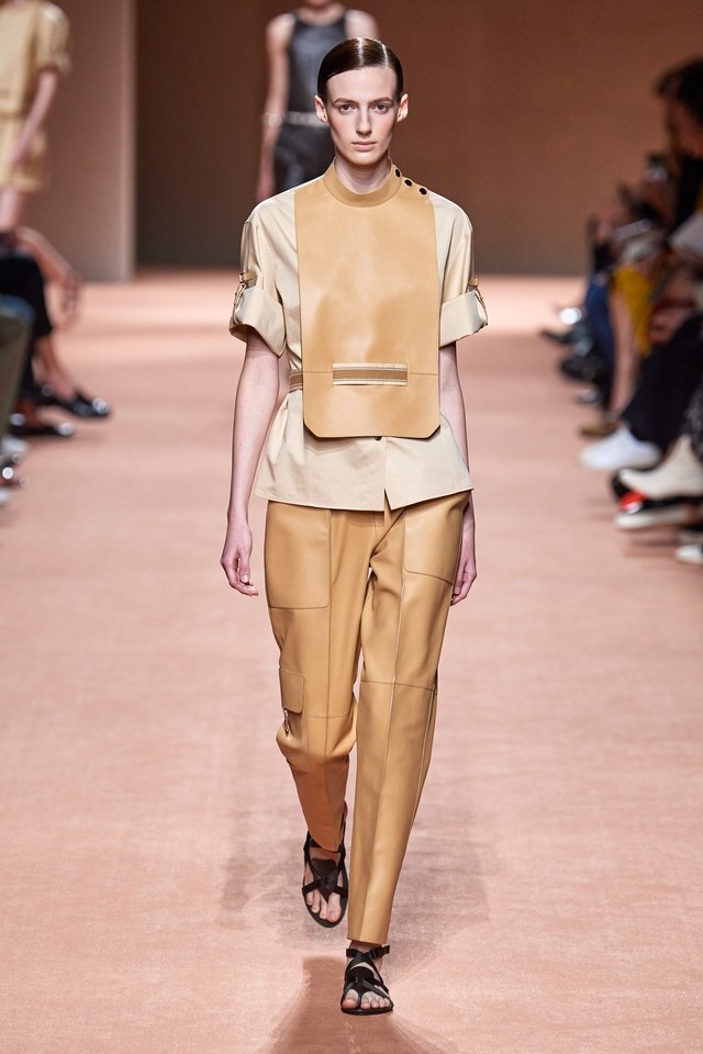 Hermès SS20 #SuzyPFW: Sensuality In An Hermès Apron-4