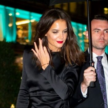 η-katie-holmes-δεν-φοβάται-το-sexy-mini-116317