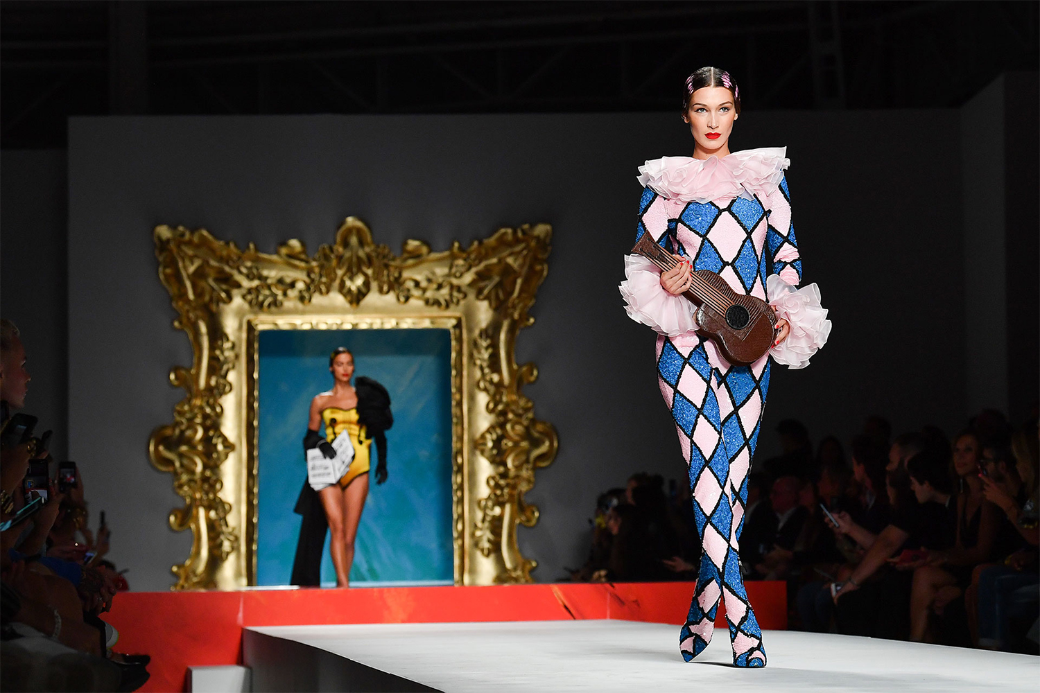 Moschino Bella Hadid: Οι καλύτερες στιγμές της στις πασαρέλες για την Άνοιξη 2020-10