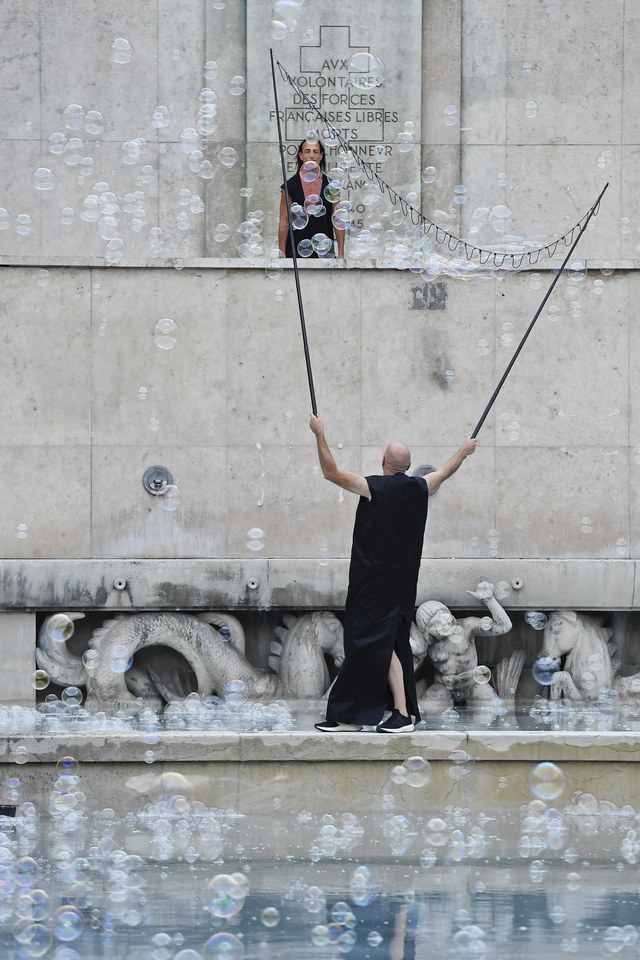 Rick Owens takes a bow at the end of his show among the bobble blowers #SuzyPFW: Loewe And Rick Owens Finding Inspirations From Their Pasts-8