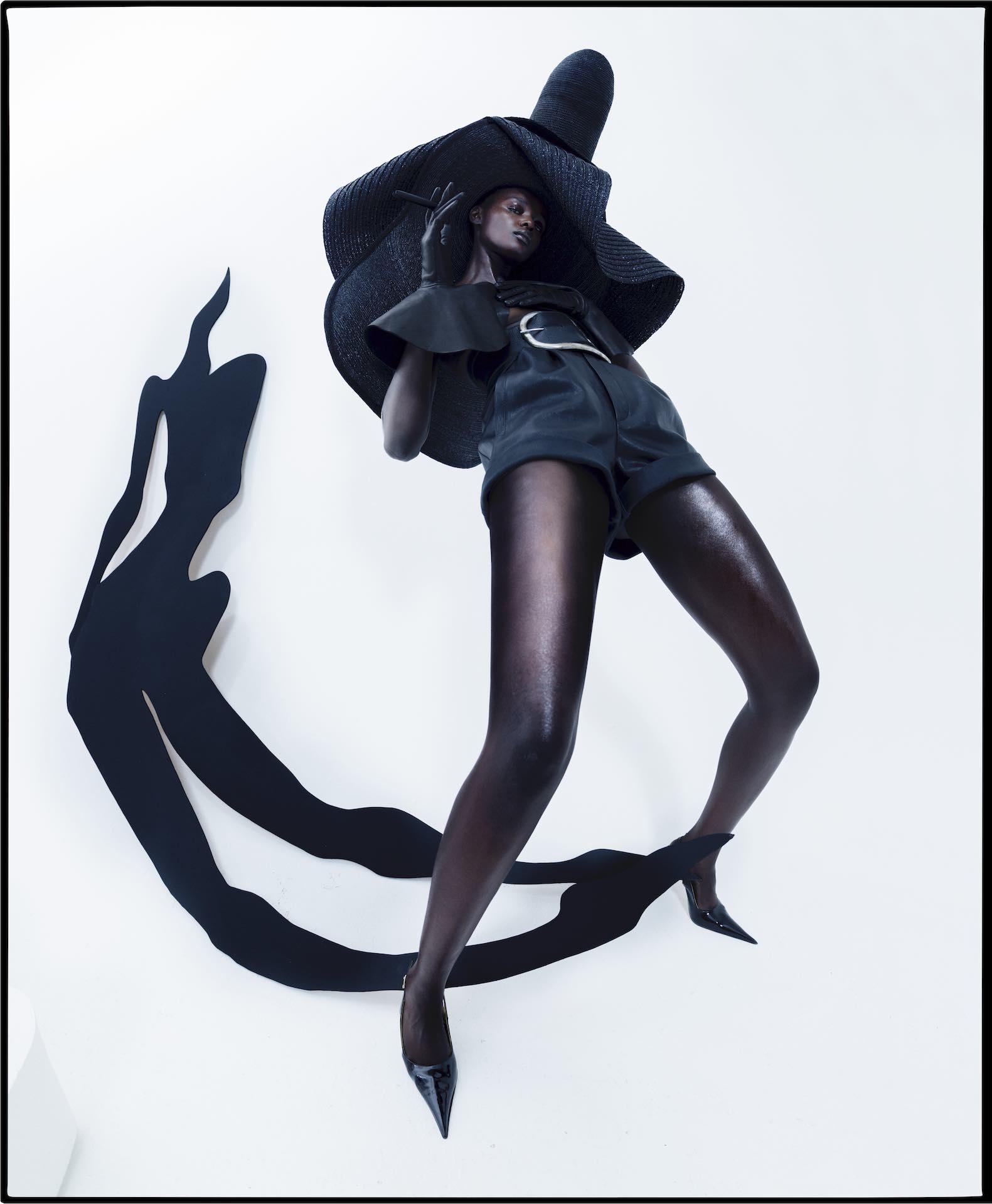 Duckie Thot, Aubrey’s shadow. Fashion: Saint Laurent. London, 2017. Tim Walker: «Πάντα με ενδιέφερε η σφοδρότητα, η έννοια του άκρου»-2