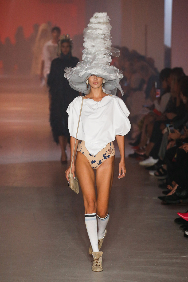 Vivienne Westwood Bella Hadid: Οι καλύτερες στιγμές της στις πασαρέλες για την Άνοιξη 2020-14