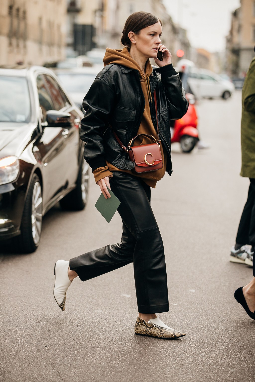 Style Tricks: Πώς να συνδυάσετε καφέ με μαύρο αυτή τη σεζόν-2