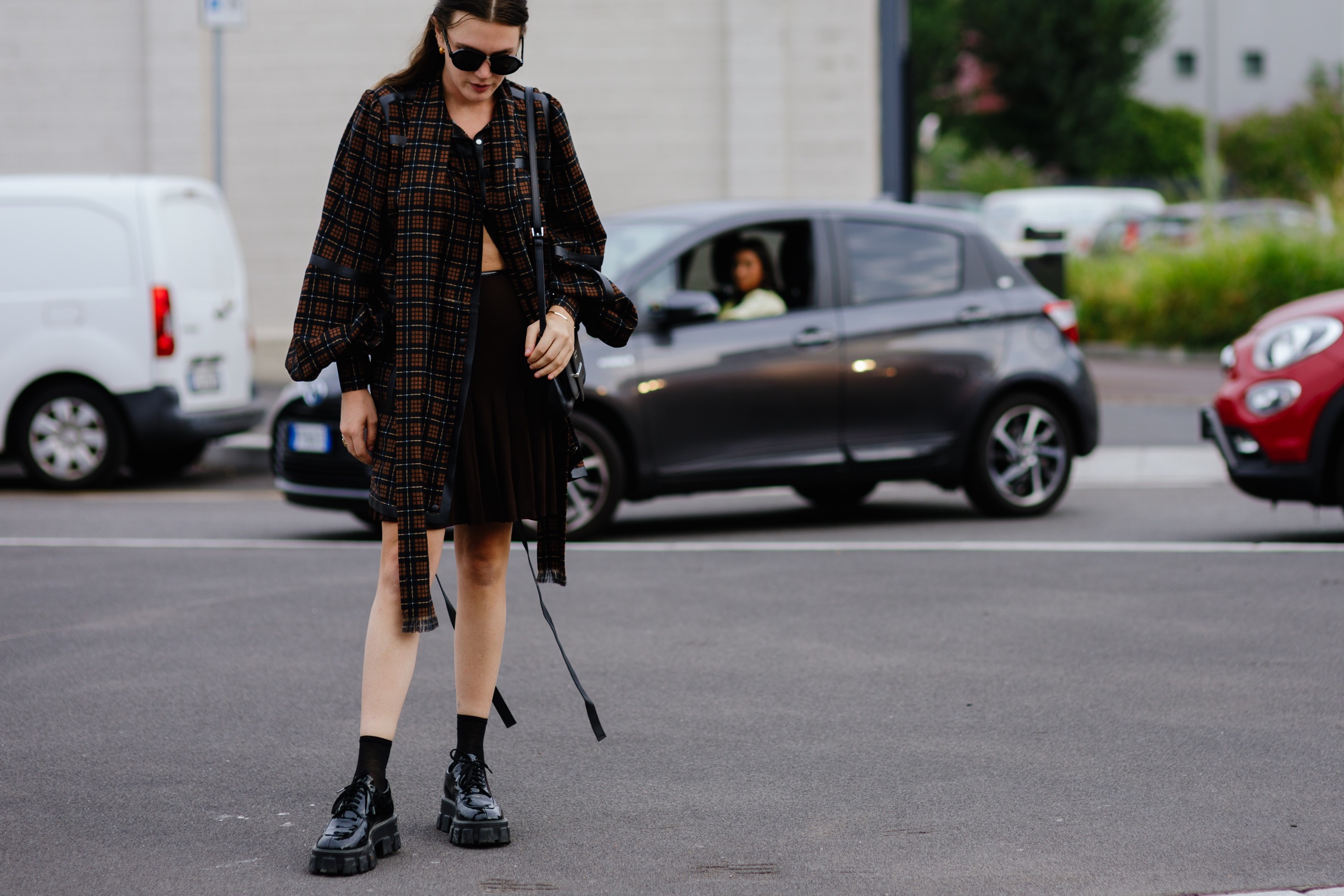 Style Tricks: Πώς να συνδυάσετε καφέ με μαύρο αυτή τη σεζόν-4