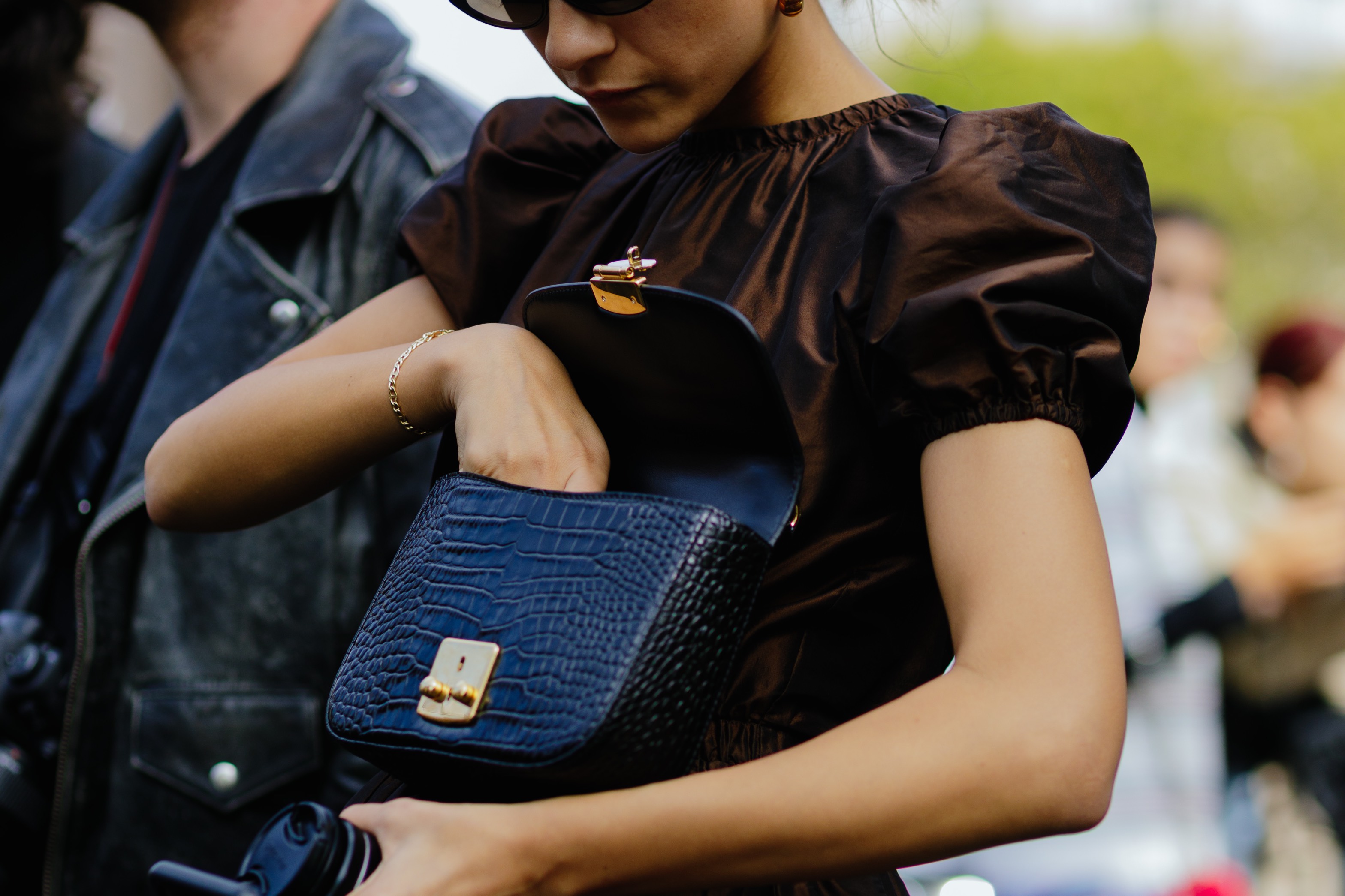 Style Tricks: Πώς να συνδυάσετε καφέ με μαύρο αυτή τη σεζόν-6