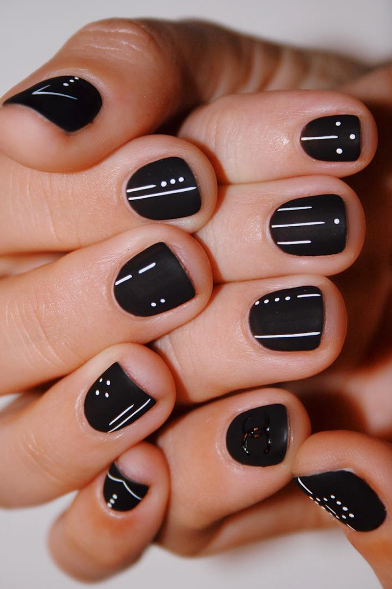 nail-art-μαύρο-και-χρυσό-στα-νύχια-της-σεζόν-116956