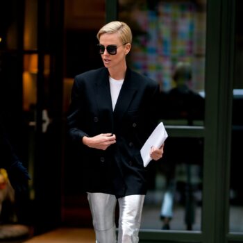 metallic-jeans-το-στιλιστικό-trick-της-charlize-theron-γίνεται-τάση-117489